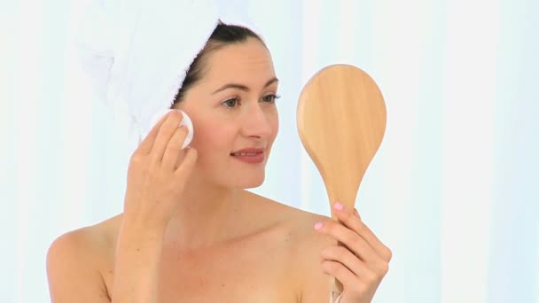 Morena poniéndose maquillaje — Vídeos de Stock