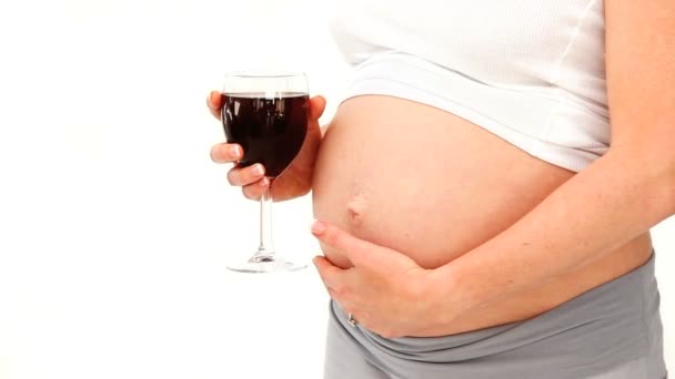 Femme enceinte tenant un verre de vin rouge — Video