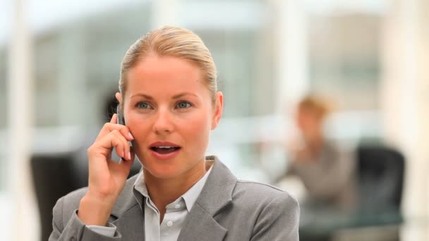 Linda mulher de negócios falando ao telefone — Vídeo de Stock