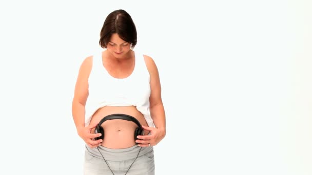 Jeune femme enceinte laissant son futur bébé écouter de la musique — Video