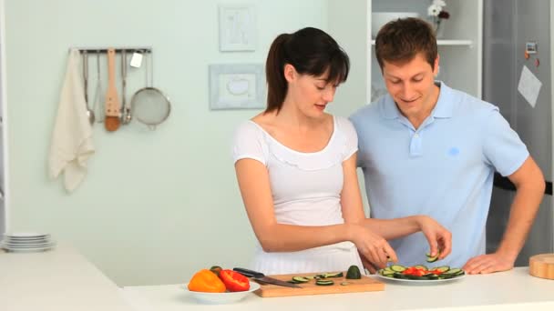 Mulher ensinando seu namorado a cozinhar — Vídeo de Stock