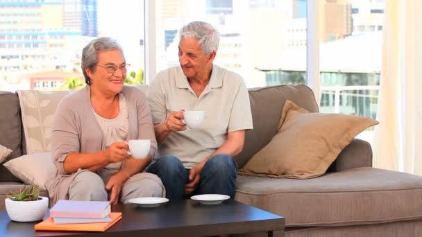 Amigos jugando a las cartas — Vídeo de stock