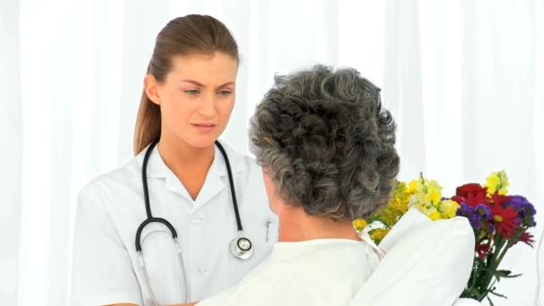 Enfermera hablando con su paciente — Vídeo de stock
