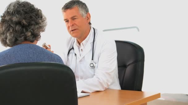 Doctor hablando con su paciente femenino — Vídeos de Stock