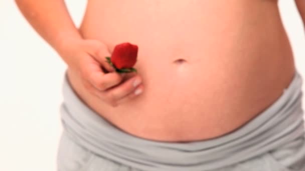 Έγκυος γυναίκα που κρατά μια φράουλα — Αρχείο Βίντεο