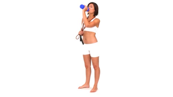 スポーツウェア飲料水で格好良い女性 — ストック動画