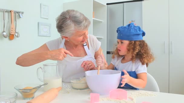 Abuela y nieta horneando juntas — Vídeo de stock