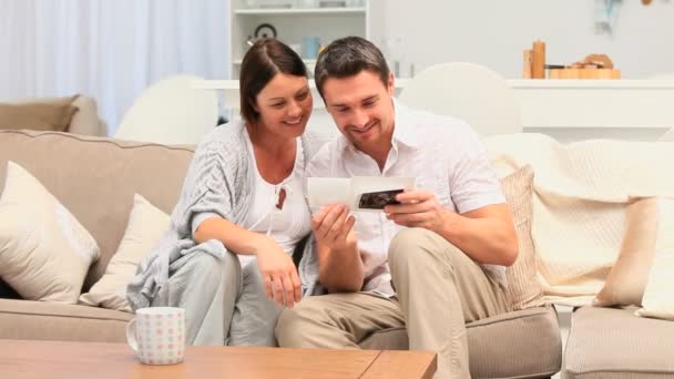 Linda pareja mirando el escaneo de su futuro bebé — Vídeos de Stock