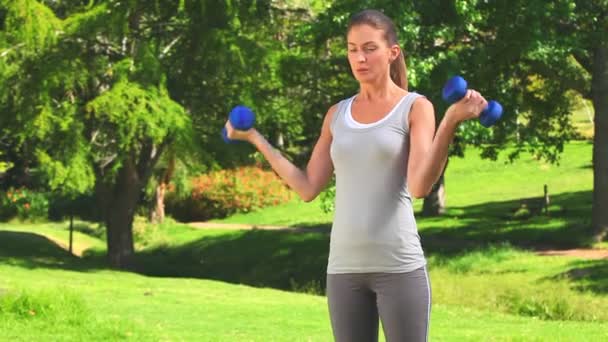 Mulher bonito fazendo exercícios de musculação — Vídeo de Stock