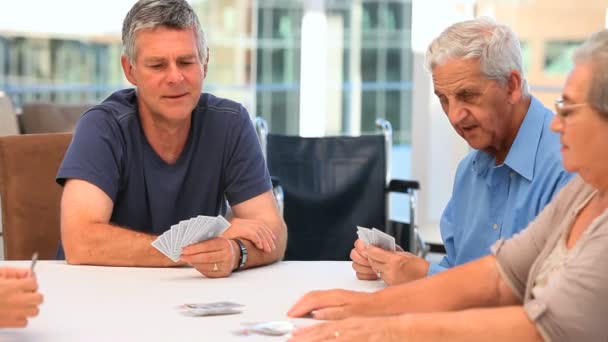 Amigos jogando cartas — Vídeo de Stock