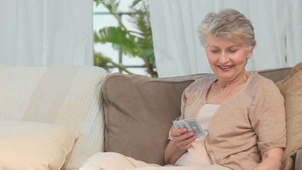 Mujer anciana jugando a las cartas — Vídeo de stock