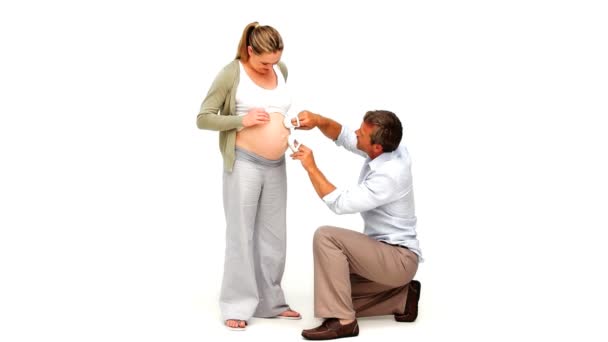 男人碰他怀孕的妻子的肚子 — 图库视频影像