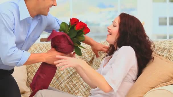 Homem dando um monte de flores para sua esposa — Vídeo de Stock