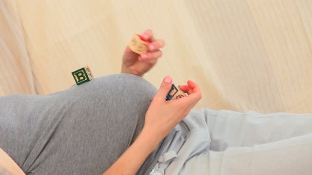 Έγκυος γυναίκα που παίζει με δομικά στοιχεία — Αρχείο Βίντεο