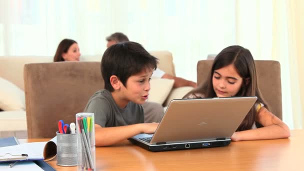 Enfants jouant sur un ordinateur portable — Video