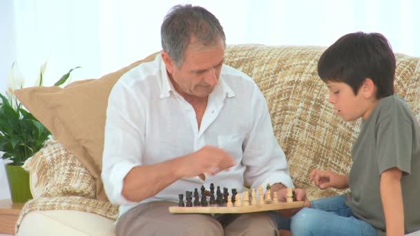 Kleiner Junge lernt Schach — Stockvideo