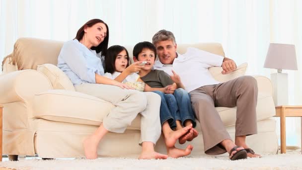 Familia viendo una película con palomitas de maíz — Vídeo de stock