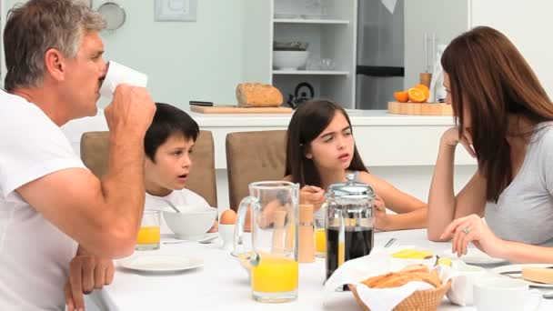 Familie een ontbijten — Stockvideo