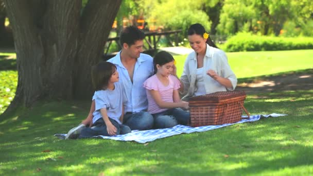 Familia apertura cesta de picnic — Vídeos de Stock