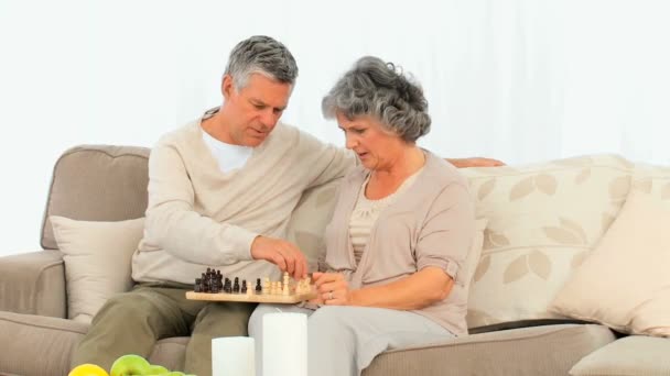 Casal de idosos jogando xadrez — Vídeo de Stock