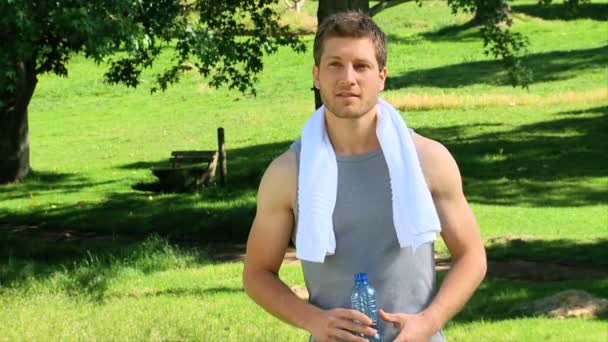 Hombre beber agua después del deporte — Vídeo de stock