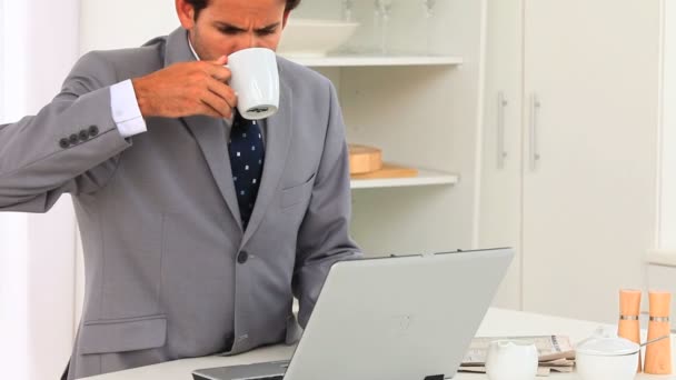 Zakenman die op zijn laptop werkt — Stockvideo