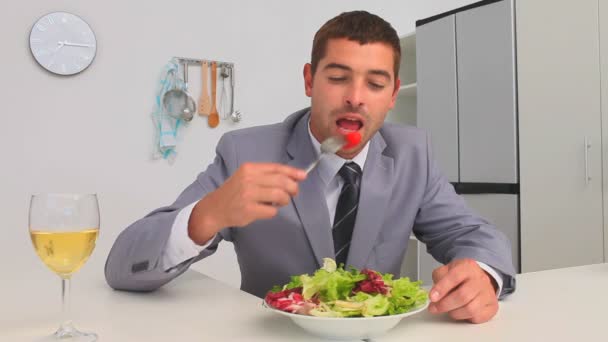 Businessman eating vegetables and drinking wine — Stock Video