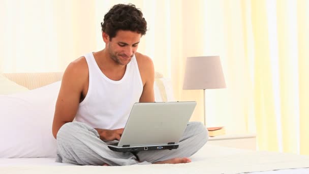 Casual man met zijn laptop — Stockvideo