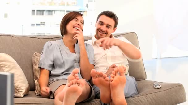 Casual Paar vor dem Fernseher auf dem Sofa — Stockvideo
