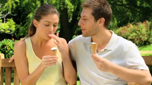 Милая пара ест мороженое — стоковое видео