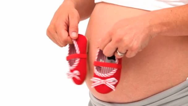 Zwangere vrouw met kleine rode schoenen — Stockvideo