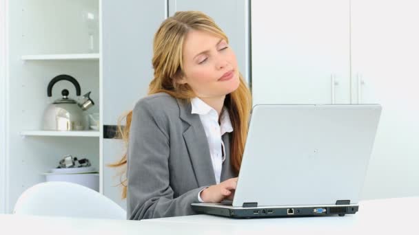 Blonde woman using a laptop — Stock Video