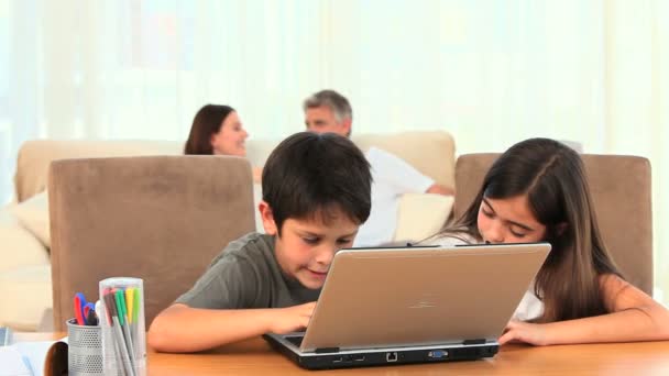 Niños jugando con un portátil — Vídeo de stock