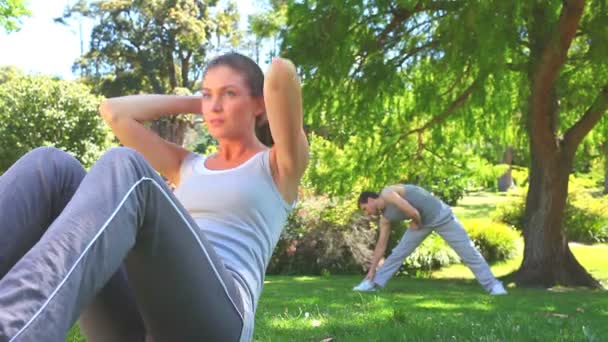 Athletic par excersising utomhus — Stockvideo