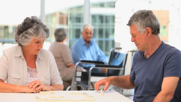 Couple playing dominos — Stock Video