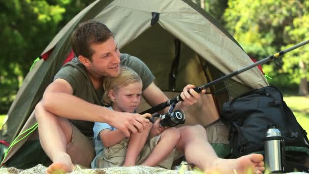 Kleine jongen leren om te vissen — Stockvideo