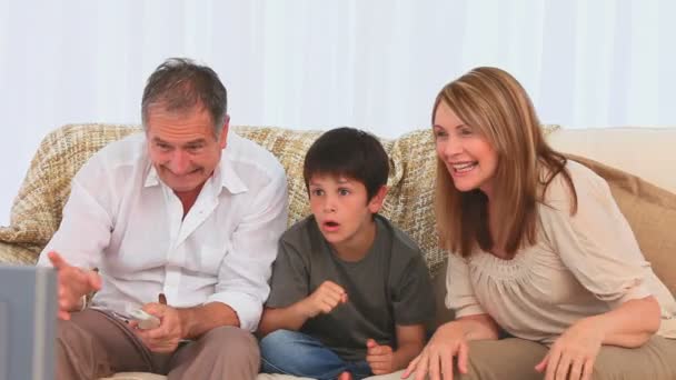 Familia viendo un partido en la televisión — Vídeo de stock