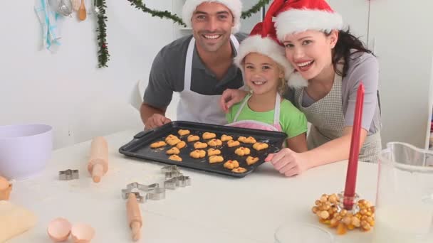 Familia cocinar algunos pasteles — Vídeos de Stock