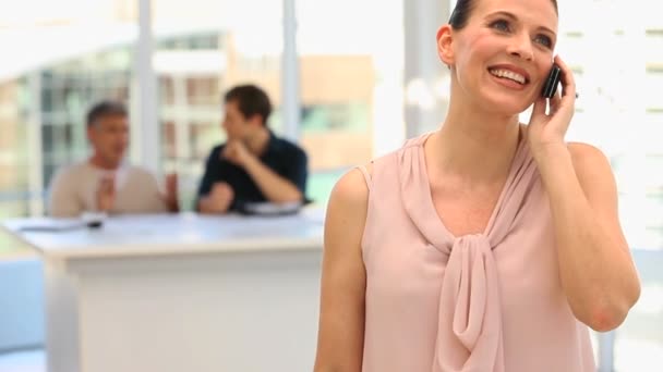 Casual businesswoman laughing on the phone — Stock Video