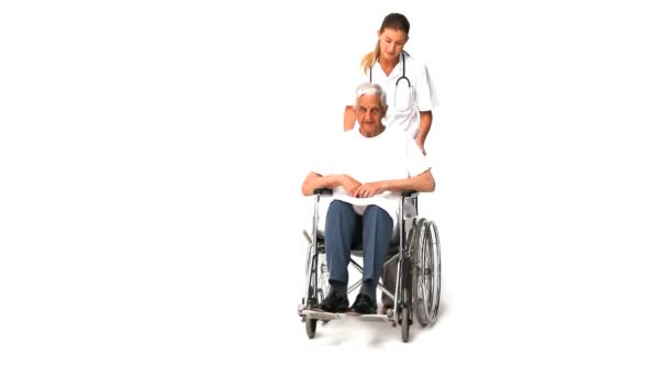 Infirmière avec son patient masculin en fauteuil roulant — Video