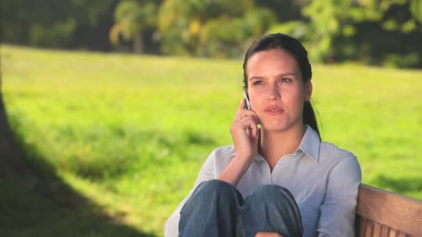 Γυναίκα μιλάει σε ένα κινητό τηλέφωνο — Αρχείο Βίντεο