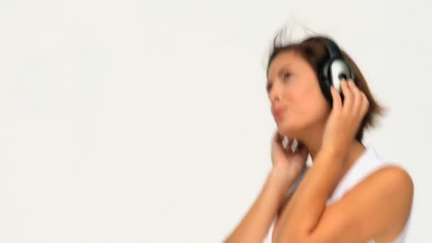 Söt brunett lyssna på musik med hörlurar — Stockvideo