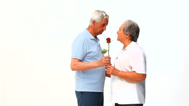 Hombre ofreciendo flores a su esposa — Vídeo de stock