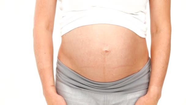 Mujer embarazada tocando su vientre — Vídeos de Stock