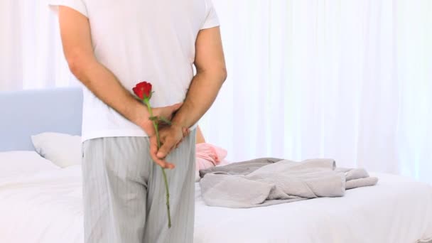 Ώριμος άνδρας που προσφέρει ένα τριαντάφυλλο στη σύζυγό του — Αρχείο Βίντεο