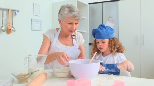 Cute curly haired girl baking — Stock Video