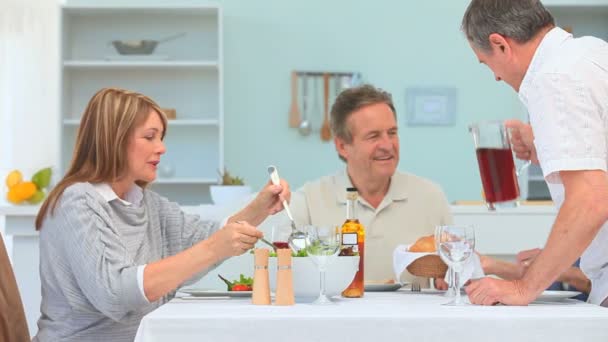 Muž slouží jeho přátelé jahodový srdečný — Stock video
