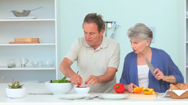 Linda pareja madura preparando la cena — Vídeo de stock