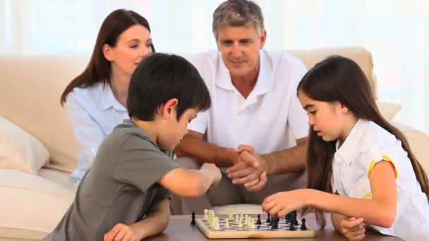 Gyermekek és a szülők sakkozni — Stock videók