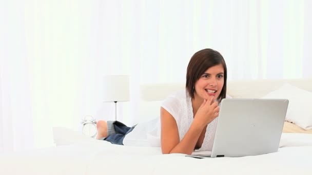 Brunette enjoying a chat on her laptop — Stock Video